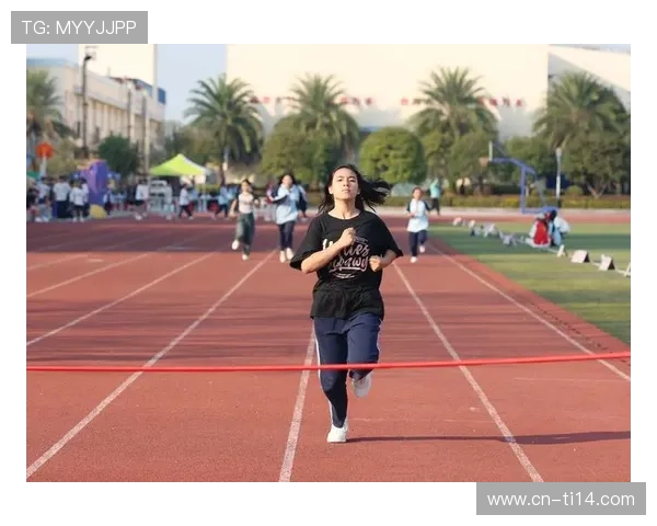 祁东县中小学生排球赛瞬间：运动员奋勇拼搏，场外啦啦队助威声阵阵